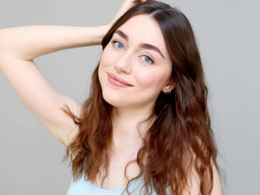 femme avec du cheveux wavy