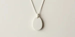 Collier femme 2026 : pourquoi la tendance abandonne le classique pour l’audace minimaliste et les matières durables