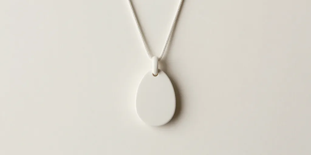 Collier femme 2026 : pourquoi la tendance abandonne le classique pour l’audace minimaliste et les matières durables